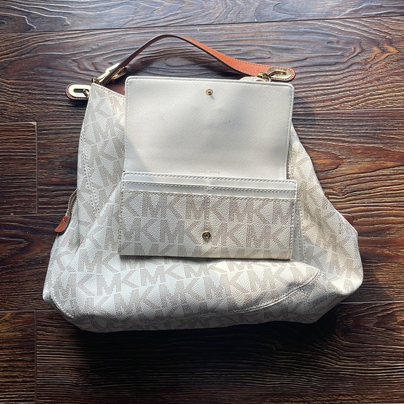 Michael Kors Purse with Matching Wallet🥰🥰 - Picture 6 of 8